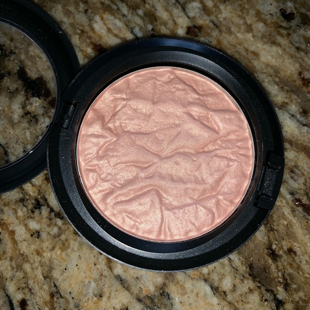 Mac Rose Ole special reserve highlight powder.